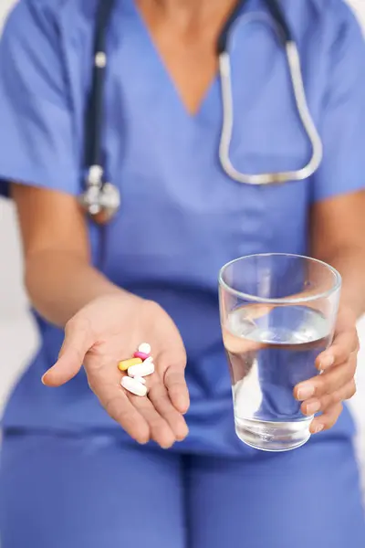 Медсестра Руки Давать Лекарства Стаканом Воды Здравоохранения Оздоровления Фармацевтической Поддержки — стоковое фото