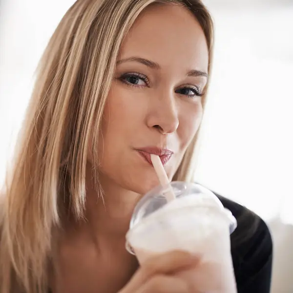 Portrait Femme Heureuse Boire Milk Shake Maison Bien Être Smoothie — Photo