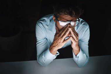 İş adamı, gece ve stresli depresyon, bitkinlik ya da ofisteki akıl sağlığı endişesi. Borç, hata ya da iş yerindeki mali krizden dolayı geç saatlere kadar çalışan yorgun ya da hayal kırıklığına uğramış bir adam..