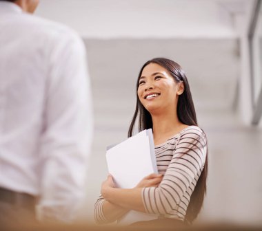 Ofis, belgeler ve iş adamları Japon iş yerinde görüşüyor ve konuşuyor. Proje planlama, işbirliği ve takım çalışması için profesyonel, yaratıcı ajans ve kadın..