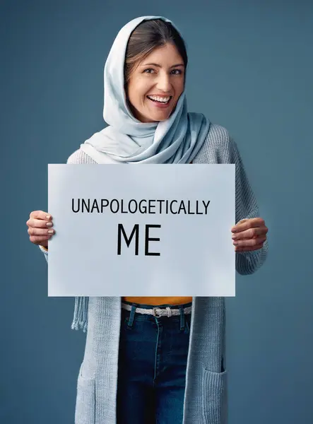 Musulmano Donna Sorriso Con Poster Studio Sfondo Blu Uguaglianza Empowerment — Foto Stock