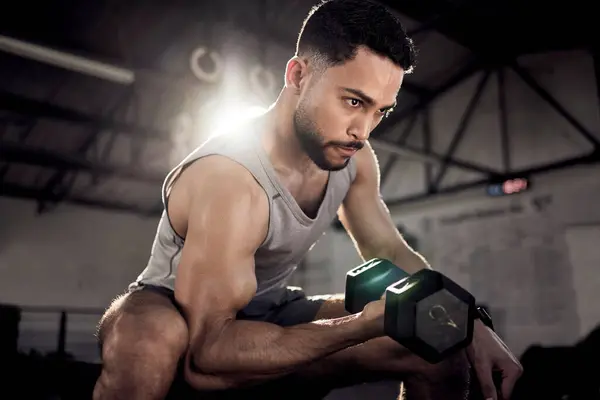 Fitness Dambıl Spor Salonunda Güçlü Kollar Kaslar Için Güçlü Erkek — Stok fotoğraf