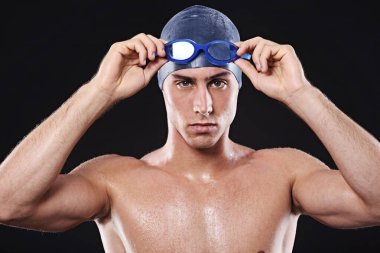İnsan, stüdyo ve portre ya da gözlüklü, spor yapan ve kalp sağlığı için sporcuyla egzersiz yapan bir yüzücü. Sağlıklı, kendinden emin ve yüzme şapkalı bir erkek. Spor olsun diye siyah arka planda izole edilmiş..