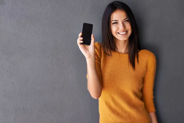 手机屏幕 肖像或快乐的女人与模型为联系 网络或沟通在墙上的背景 智能手机 脸或女性与谷歌它的空间 搜索或Netflix和冷注册应用程序 — 图库照片