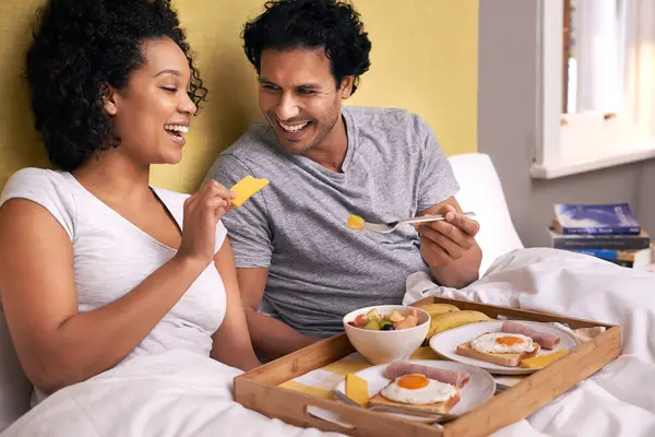 ベッド ブレックファースト カップルは朝食を食べるためのフルーツ 健康的な朝食 ベッドルーム ロマンスの幸せ 男性と女性が喜びで微笑む — ストック写真