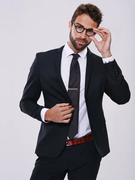 スーツ付きのプロ ビジネスマン スタジオ アイウェアと正式な服を持つ弁護士のビジョンのためのメガネ 企業人 肖像画 モックアップ またはバックグラウンドの法務コンサルタント — ストック写真
