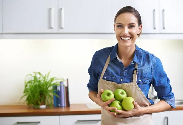 幸せな女性 栄養のためのリンゴとキッチン 自然な食事や家庭で健康的な食事 ビタミン 繊維または健康とウェルネスのための笑顔と有機緑の果実を持つ女性の顔 — ストック写真