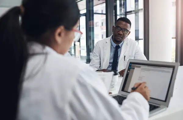 Artsen Ontmoeten Onderzoeken Samen Laptop Voor Gezondheid Geneeskunde Gezondheidszorg Innovatie — Stockfoto