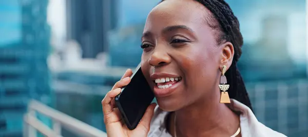Zwarte Vrouw Telefoongesprek Zakelijke Discussie Stad Balkon Dak Voor Buitencommunicatie — Stockfoto