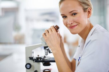 Mutlu kadın, araştırma, bilimsel test ya da keşif için adli mikroskop ile portre ve laboratuvar. Bilim, buluş ya da biyoloji alanında gülümseyen kadın ya da tıp uzmanı.