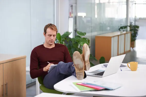 Büro Mann Und Entspannen Schreibtisch Mit Notizen Vom Laptop Für — Stockfoto