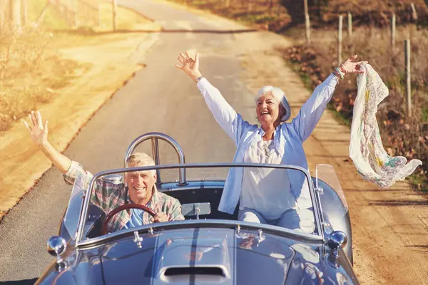 Starsza Para Odkryty Podróży Samochodem Wycieczkę Przygoda Lub Zwiedzanie Podróży — Zdjęcie stockowe
