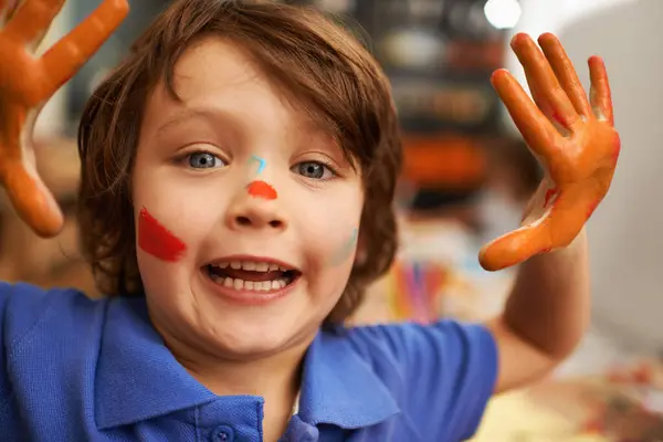 Szczęśliwy Chłopiec Portret Dłonie Farbą Rysunków Rzemiosła Lub Kreatywności Szkole — Zdjęcie stockowe