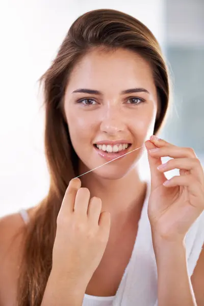 Uśmiech Pielęgnacja Jamy Ustnej Portret Kobiety Nicią Dentystyczną Dla Zdrowia — Zdjęcie stockowe