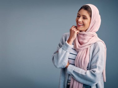 Moda, kadın ve tesettür stüdyoda, gülümse ve gri arka planda izole ol. Başörtüsü, Ramandan ve dini Arap kadın modeli için stil, minimalizm İslami bayram kıyafeti için Müslümanlık veya taklit alanı.