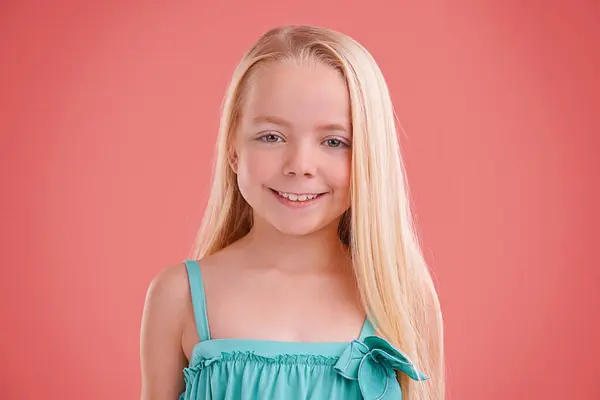Dziewczyna Portret Uśmiech Dla Wzrostu Studio Rozwój Dziecka Dumny Różowym — Zdjęcie stockowe