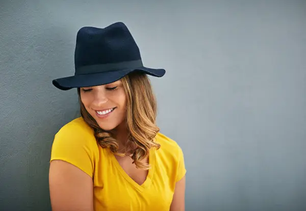 Woman Smile Hat Gray Background Fashion Inspiration Clothes Mockup Marketing — Stock Photo, Image