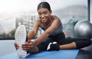 Yoga, esneme bacakları ve kadın portresi evde egzersiz yapmadan önce spor, hobi ve spor. Kadın sporcu, pilates ve sağlık, sağlık ve esneklik için spor dayanıklılığı ile eğitim.