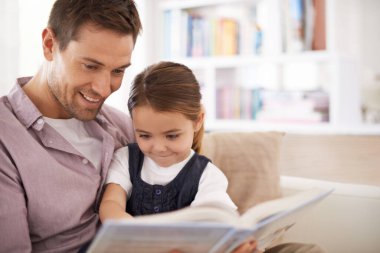 Baba, çocuk ve hikaye anlatmak için kitap okumak, evde kaynaşmak ve eğitim için bilgi sahibi olmak. Erkek, genç kız ve masal zamanı fantezi ve öğrenme birlikte sevgi ve özenle dinlenme odasında..