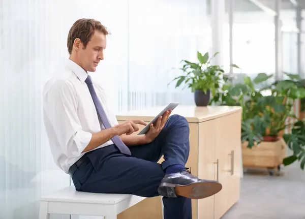 Desplazarse Relajarse Hombre Oficina Con Tableta Revisión Ventas Informe Ganancias — Foto de Stock