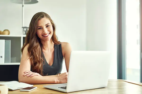 Potret Wanita Dan Laptop Kantor Modern Untuk Karier Bisnis Dengan — Stok Foto