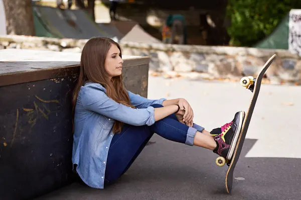 Fashion Berpikir Dan Wanita Dengan Skateboard Kota Untuk Latihan Pelatihan — Stok Foto
