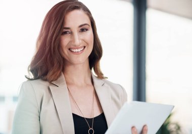 Portre, iş kadını ve ofis dijital teknolojiyle planlama, araştırma ve fikirlerle buluşmak üzere tabletle toplanıyor. Mutlu, kadın ve bilgisayar üzerinde çalışan şirketin finans raporu..