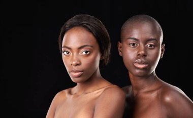 Arkadaşlar için stüdyo, cilt bakımı ve kozmetik, siyah arka planda parlayan portre ve özgüven. Dermatoloji, yüz bakımı, modelleme alanı ve Afrika parlaklığı için sağlık, arkadaşlar ve siyahi insanlar..
