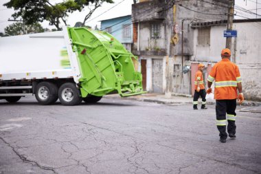 Takım çalışması, kamyon ve çöp toplama atık yönetiminde ve çöpte temizlik ve imha için. Çöp tenekesi, çöp temizleme ve çevresel sürdürülebilirlik için temizlik işçileri tarafından temizlik.