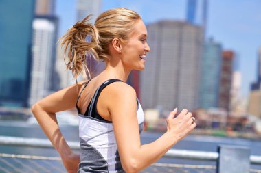 Kadın, şehirde spor için heyecanlı ve koşuyor, aktif ve formda bir kadın New York 'ta egzersiz yapıyor. Enerji, spor eğitimi maratonu ve sporcular için egzersiz, kardiyo sağlığı veya dayanıklılık.
