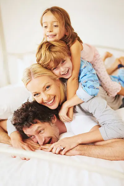 Portrait Happy Family Bed Kids Parents Play Bonding Bedroom Couple — Stock Photo, Image