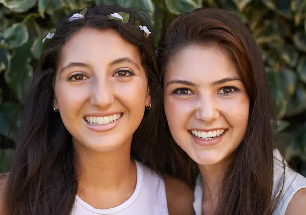 Девушки Друзья Счастливые Улыбающиеся Портрет Открытом Воздухе Смехом Листья Студенты — стоковое фото