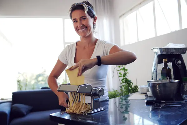 Preparar Pasta Retrato Mujer Cocina Con Masa Para Espaguetis Ingredientes Fotos De Stock Sin Royalties Gratis