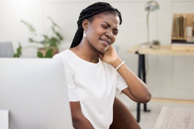 İş kadını, bilgisayar ve gergin, stresli ve sinirli bir şekilde proje üzerinde çalışıyor. Siyahi kişi, bilgisayar ve tükenmişlik, sağlık, aşırı çalışma veya zihinsel sağlık ve yorgunluk konularında ofiste.