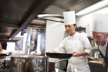 Erkek, kadın ve profesyonel mutfak ya da yemek restoranında aşçılık, konukseverlik ya da gıda endüstrisinde aşçılık. Soba, öğle yemeği veya gurme ile iş birliği ile takım çalışması, pan ve yemek hazırlığı.