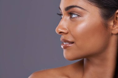 Cilt bakımı, kozmetik ve gri stüdyo arka planında makyaj, parlaklık ve bakım rutini olan bir kadın. Dermatolojisi olan kişi, model ve kız ya da tedaviyle lüks ya da parlayan ya da estetik temeli olan kız.