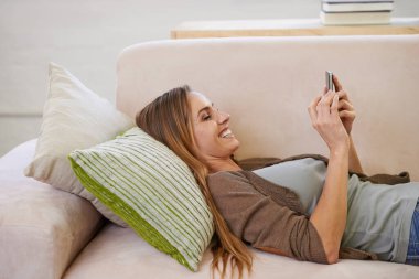 Happy, telefon ve kadın sosyal medyada, ağ kurmada ve internette rahatlamak için kanepede. Gülümseyin, evdeki ve koltuktaki akıllı telefonlu kişi oturma odasında iletişim, internet ve web sitesi blogu için.