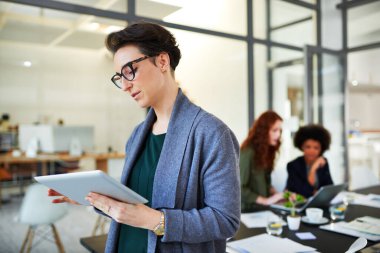 İş, kadın ve tablet toplantı odasında yaratıcı araştırma, program kontrolü ya da ofis planlaması için gözlüklü. Proje, iletişim ve internet araması için genç profesyonel, okuma ve çevrimiçi makale.