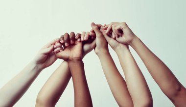 El, destek ve çeşitlilikle takım çalışması için birlik, umut için dünya için güven ve dayanışma. Irksal eşitlik, işbirliği ve işbirliği için sosyal adalet ile motivasyon.