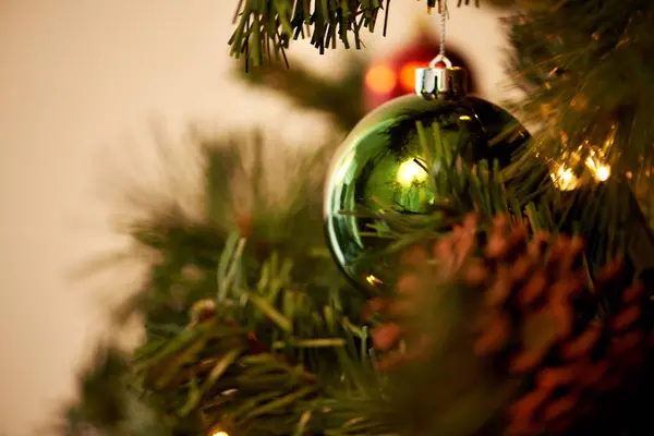 Natal Pohon Dan Ornamen Hijau Untuk Liburan Perayaan Dan Penutupan Stok Foto
