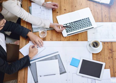 Yönetim kurulunda planlama, strateji ve takım çalışması için insanlar, eller ve iş toplantıları. Dizüstü bilgisayar, dokümanlar ve mimari planları, şirket ve masa üzerinde açı ve tasarım.