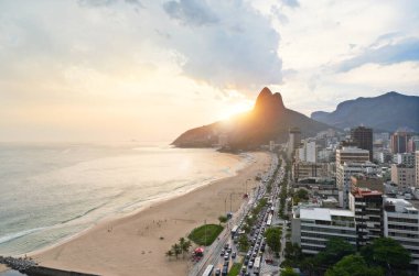 İnsansız hava aracı, sahil ve şehir güneş ışığı, doğa ve Rio de Janeiro, Brezilya ve tatil ile seyahat. Kaçış gezisi, hava manzarası ve dağlı açık hava, deniz kenarı ve binalı kum ve tatil..