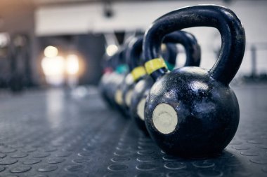 Spor salonu zemininde egzersiz, kettlebell ve ağırlık antrenmanı, sağIık veya yer ile egzersiz için. Sağlık kulübünde arka plan, metal ekipman ve eylem için uygunluk, fiziksel gelişim veya güç.