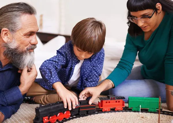 Familie Kind Spelen Met Speelgoed Trein Plezier Huis Huis Met Stockfoto