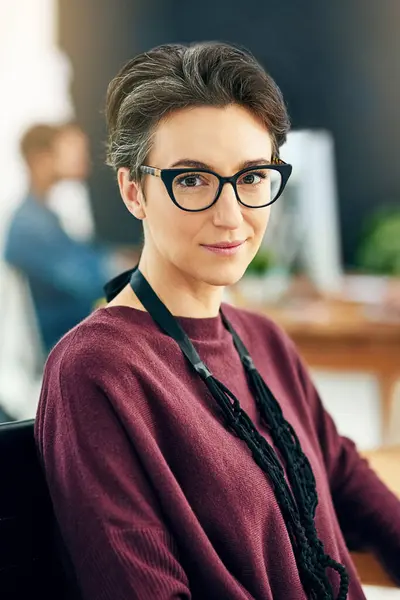 Woman Portrait Confident Designer Startup Company Creative Office Lanyard Glasses Rechtenvrije Stockafbeeldingen