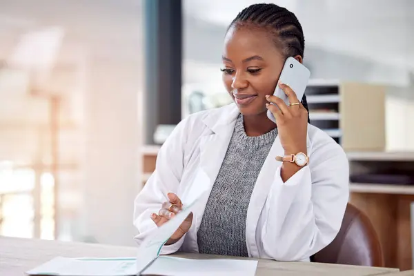 Phone Call Doctor Black Woman Office Documents Smile Files Hospital Rechtenvrije Stockfoto's