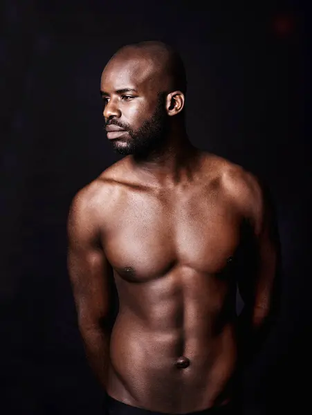 Siyah Adam Üstsüz Vücut Kasları Stüdyoda Fitness Karanlık Arka Planda — Stok fotoğraf