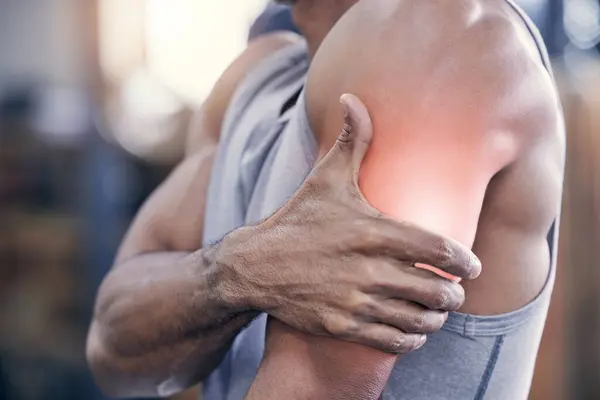 Hombre Músculo Del Brazo Dolor Con Bíceps Rojo Gimnasio Ejercicio —  Fotos de Stock