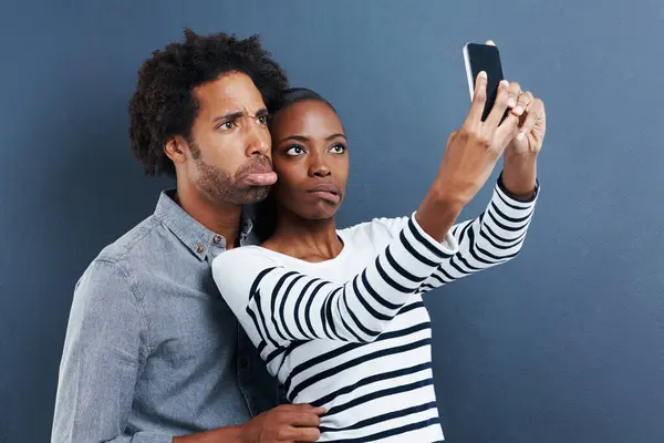 Amor Cara Divertida Pareja Con Selfie Estudio Para Tonto Broma —  Fotos de Stock