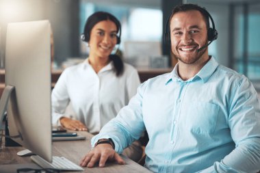 İş adamları, çağrı merkezi ekibi ve müşteri hizmetleri ve teknik destek için kulaklıkla tele-pazarlama. Danışman grup, takım çalışması ve iletişim, müşteriler için işbirliği ve yardım.